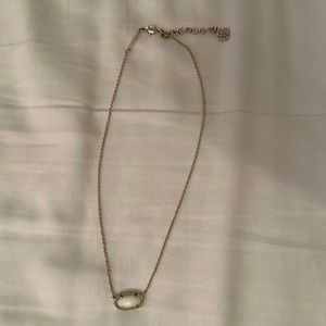 ELISA PENDANT NECKLACE IN IVORY PEARL KENDRA SCOTT